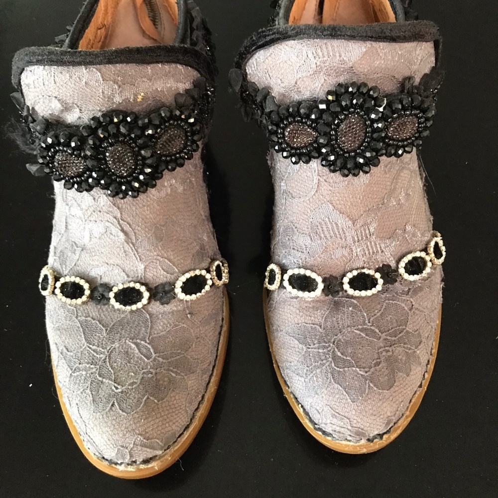 Hand designed boots size 8m